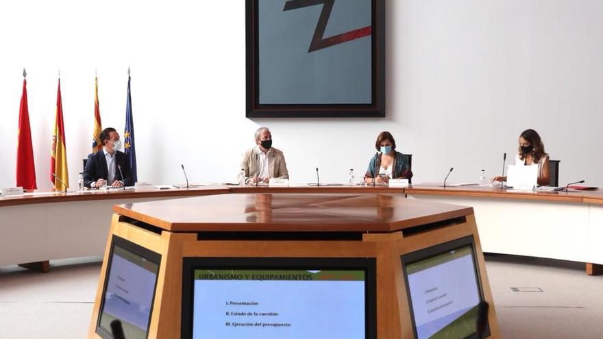 Azcón y Fernández, ayer antes de la reunión con sus concejales.