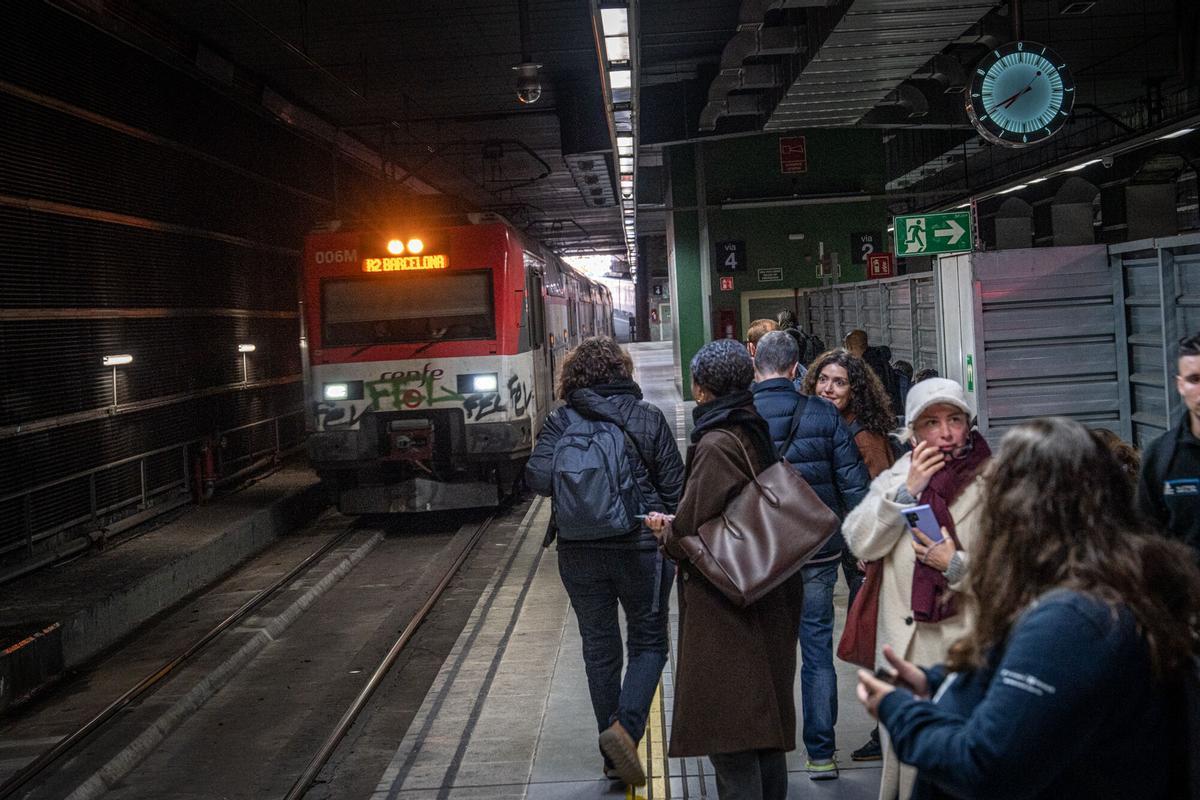Barcelona 16/03/2026 Sociedad. Modificaciones en el servicio de Rodalies por las obras entre Garraf y Sitges, a partir del 16 de marzo.Eestación de RENFE del Prat, donde acaban los autobuses bus que vienen de Sant Vicenç AUTOR: MANU MITRU