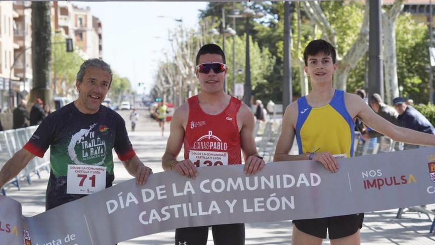 Podio masculino en la carrera del Día de la Comunidad. | J. L. F.