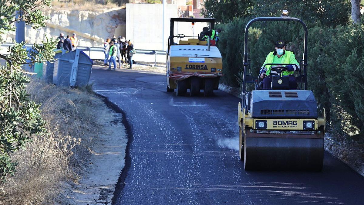 Los operarios trabajando ayer por la mañana en el camino de Carrillo en la pedanía de Carrús.