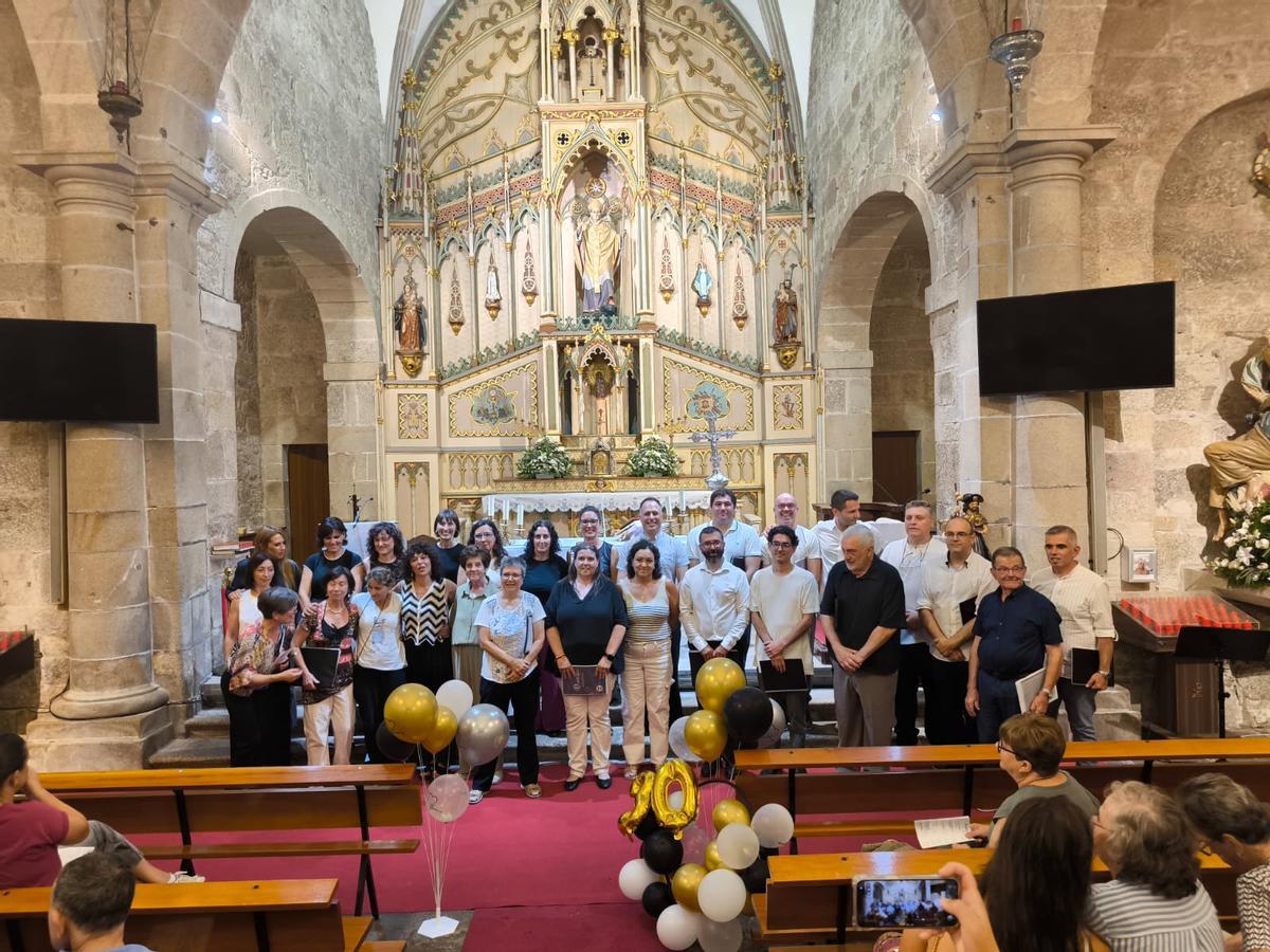 Una foto de familia, incluyendo quienes no llegaron a cantar (y que prometieron hacerlo en una próxima reunión).