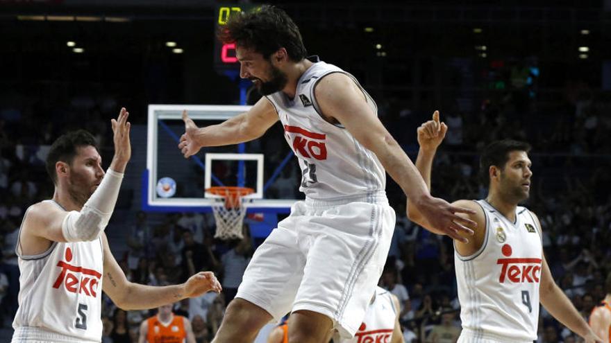 Sergio Llul y compañía celebran una victoria de la Liga ACB.