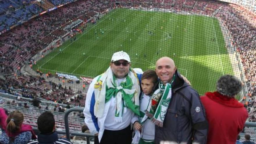 Cerca de dos mil seguidores ilicitanos animan al Elche en el Camp Nou