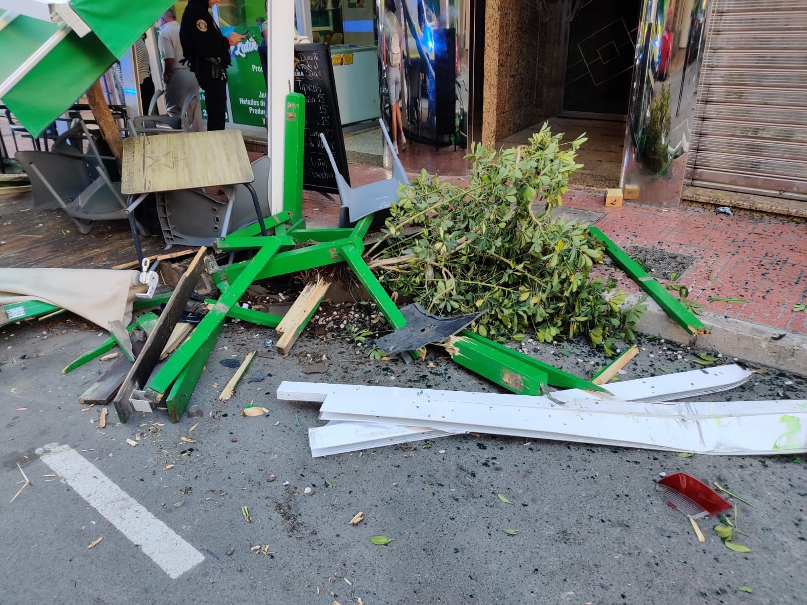 Tres heridos leves, siete coches con daños y una terraza destrozada en un aparatoso accidente en la calle Caballero de Rodas, en el centro de Torrevieja