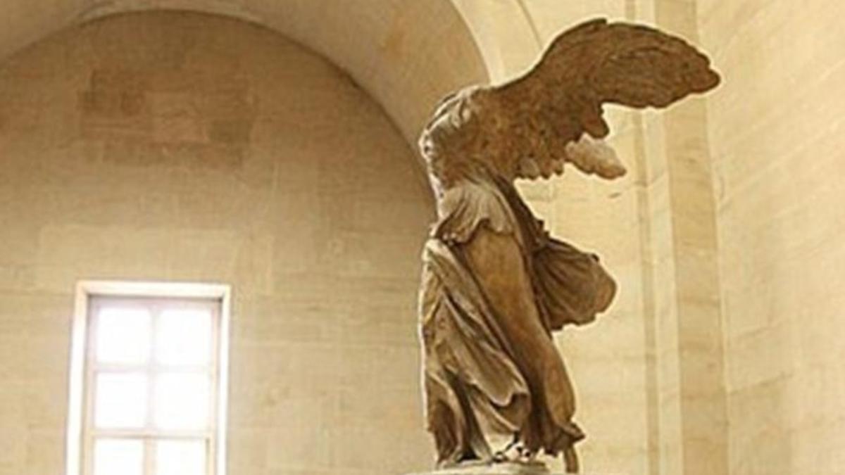 La escultura griega de la Victoria de Samotracia, en el Louvre.