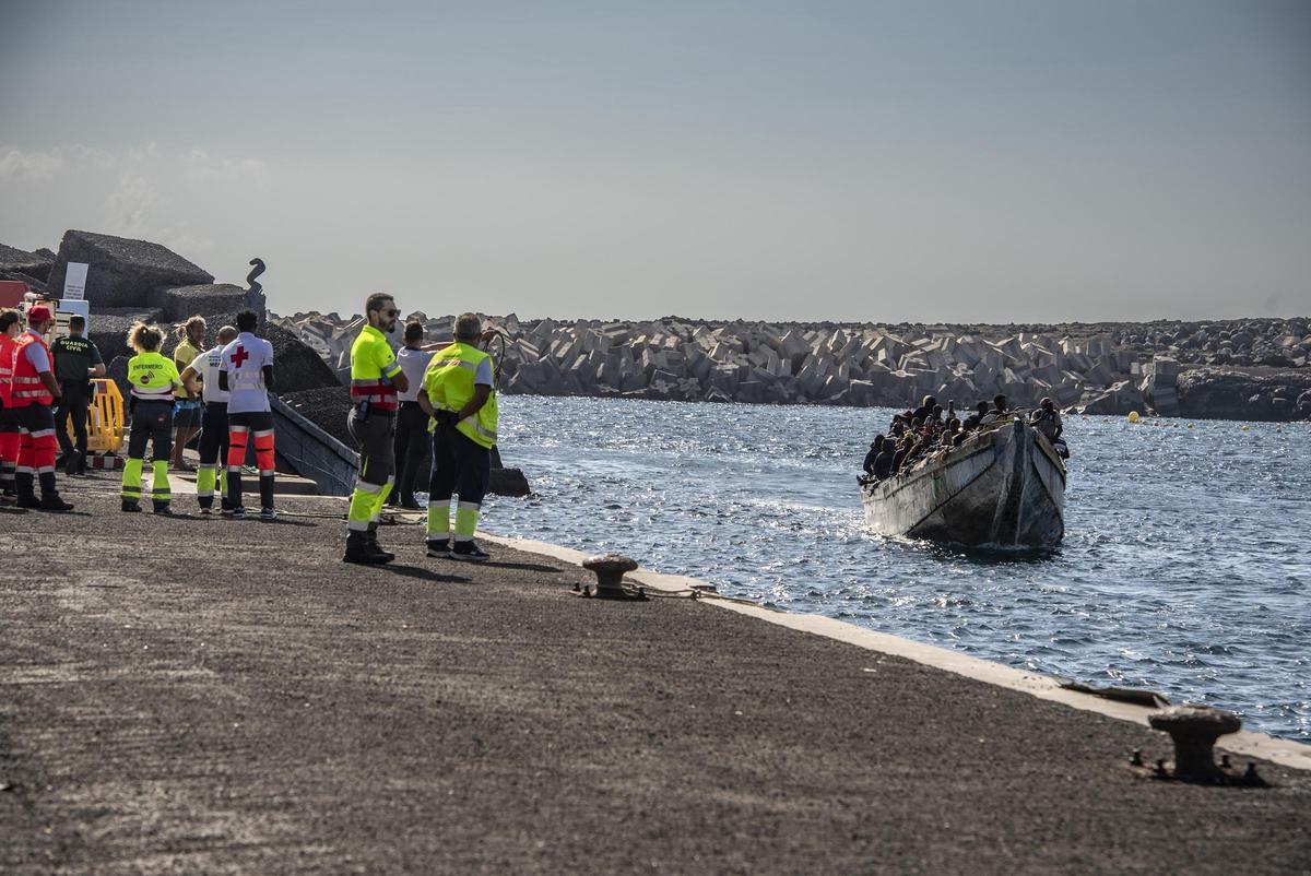 Varios migrantes a su llegada al puerto de La Restinga, en El Hierro.