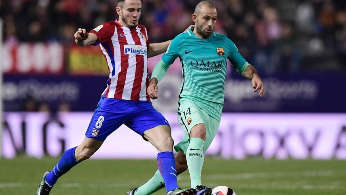 Mascherano pelea con Sául en el Calderón.