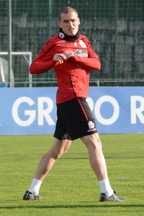 El preparador deportivista, Natxo González, ha facilitado la convocatoria del equipo coruñés tras el entrenamiento de esta mañana.