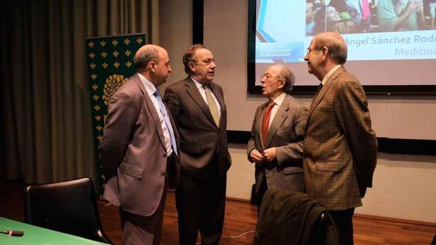 El doctor Ángel Sánchez (a la derecha) charla antes del inicio de la ponencia de ayer.