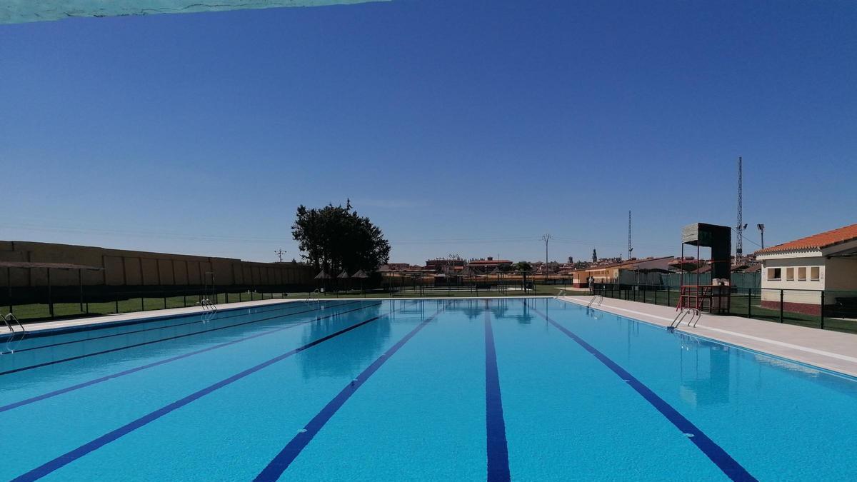 Recinto de la piscina de verano municipal de Toro en una temporada de baño anterior.