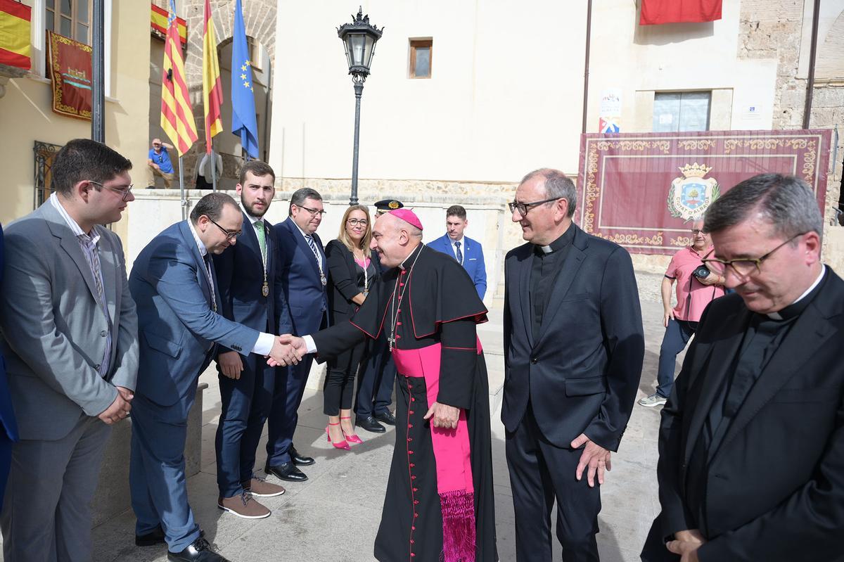 El arzobispo de València saluda a las autoridades municipales de Albaida.