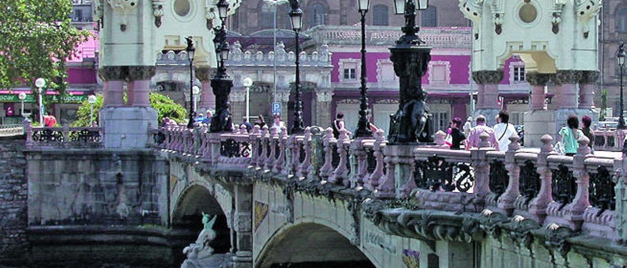 El puente María Cristina con la estación del Norte y la Tabacalera al fondo.