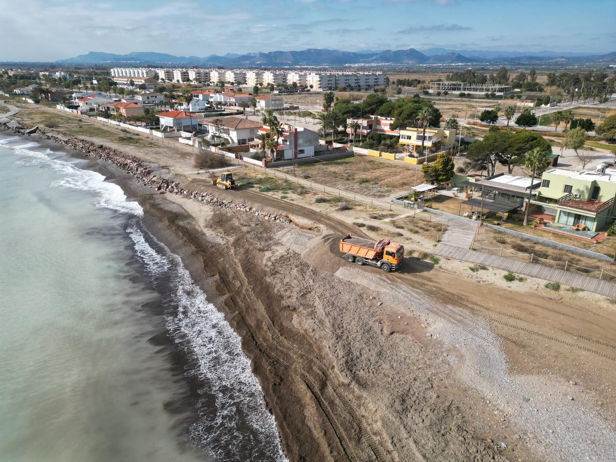 Las máquinas ya trabajan sobre el terreno.