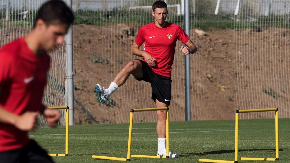 Lenglet, en un entrenamiento del Sevilla en Benidorm.