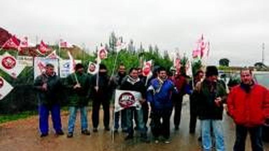 Trabajadores en huelga tratan de impedir la salida de áridos de dos plantas