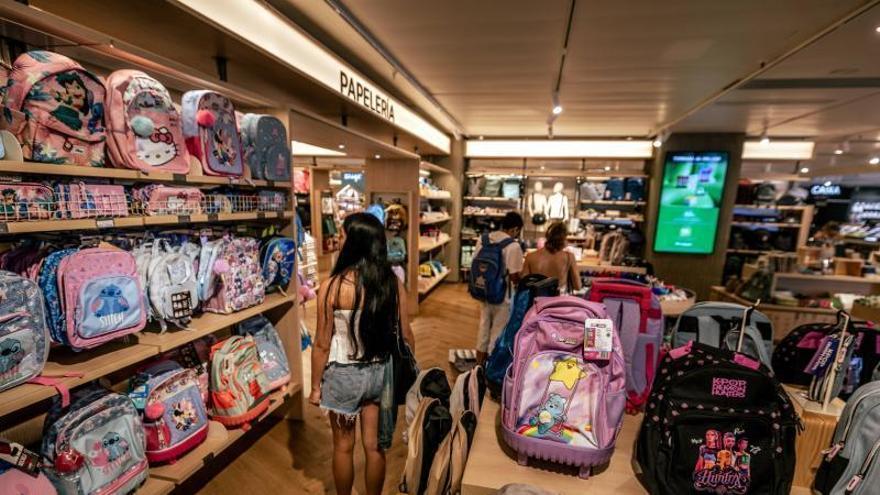 Il ritorno a scuola costa 500 euro solo per cominciare: "Veniva a costare meno l'iPad, ma preferisco pagare i libri"