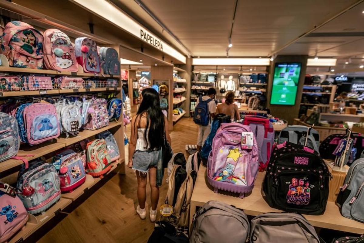 Una estudiante mira mochilas para la vuelta al cole, esta mañana en un comercio de Barcelona.