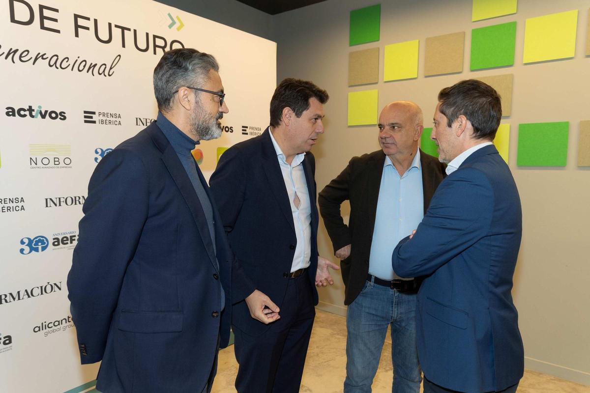 Ismael Navarro, de NIIM; César Quintanilla, de CEV Alicante; Pedro Sánchez, del Banco de España; y Ángel Angulo, de INFORMACIÓN.
