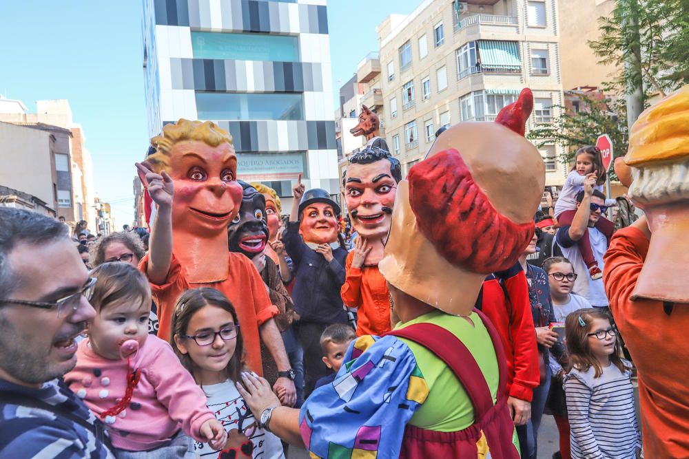 Primera salida de la Charamita, con los gigantes Lily, el Ogro y el Lobo en las fiestas patronales de Torrevieja 2019