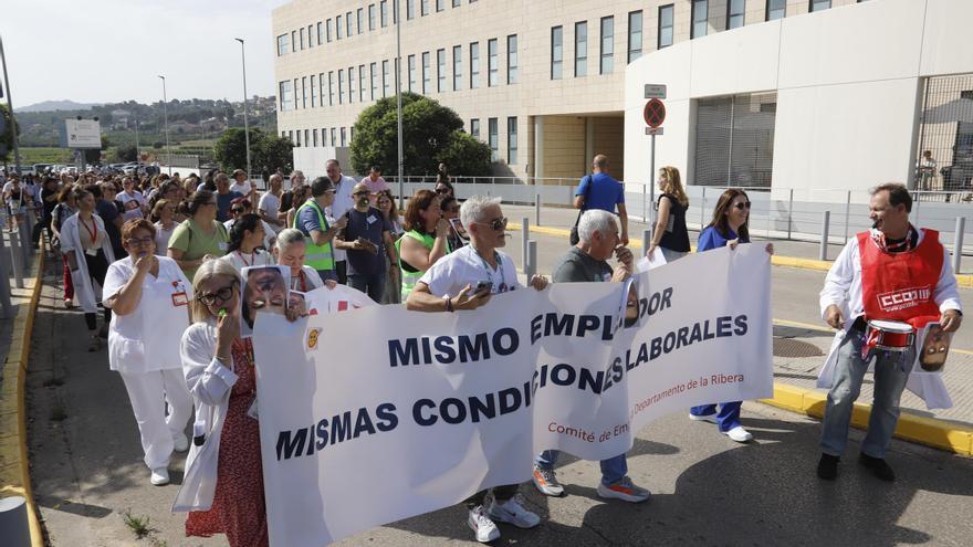 La imagen restaurada de la Mare de Déu de Gràcia pasea por todas las calles de l'Énova