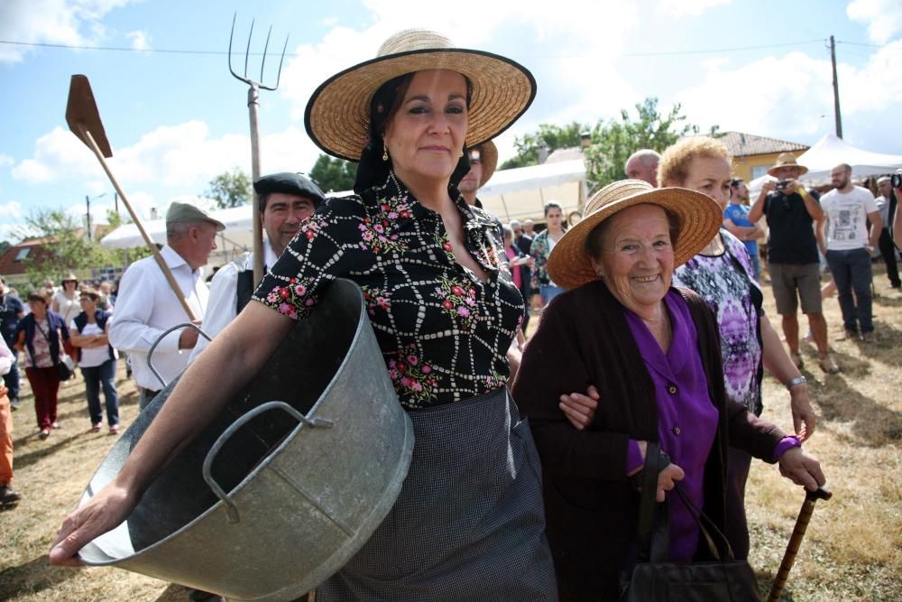 La tradición volvió a la parroquia un año más para recrear los distintos procesos. 30 trabajadores dieron cuenta de la malla ante medio centenar de asistentes