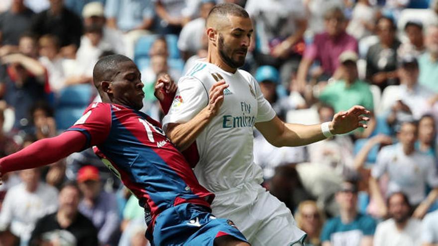 Lerma pelea por el balón con Benzemá.