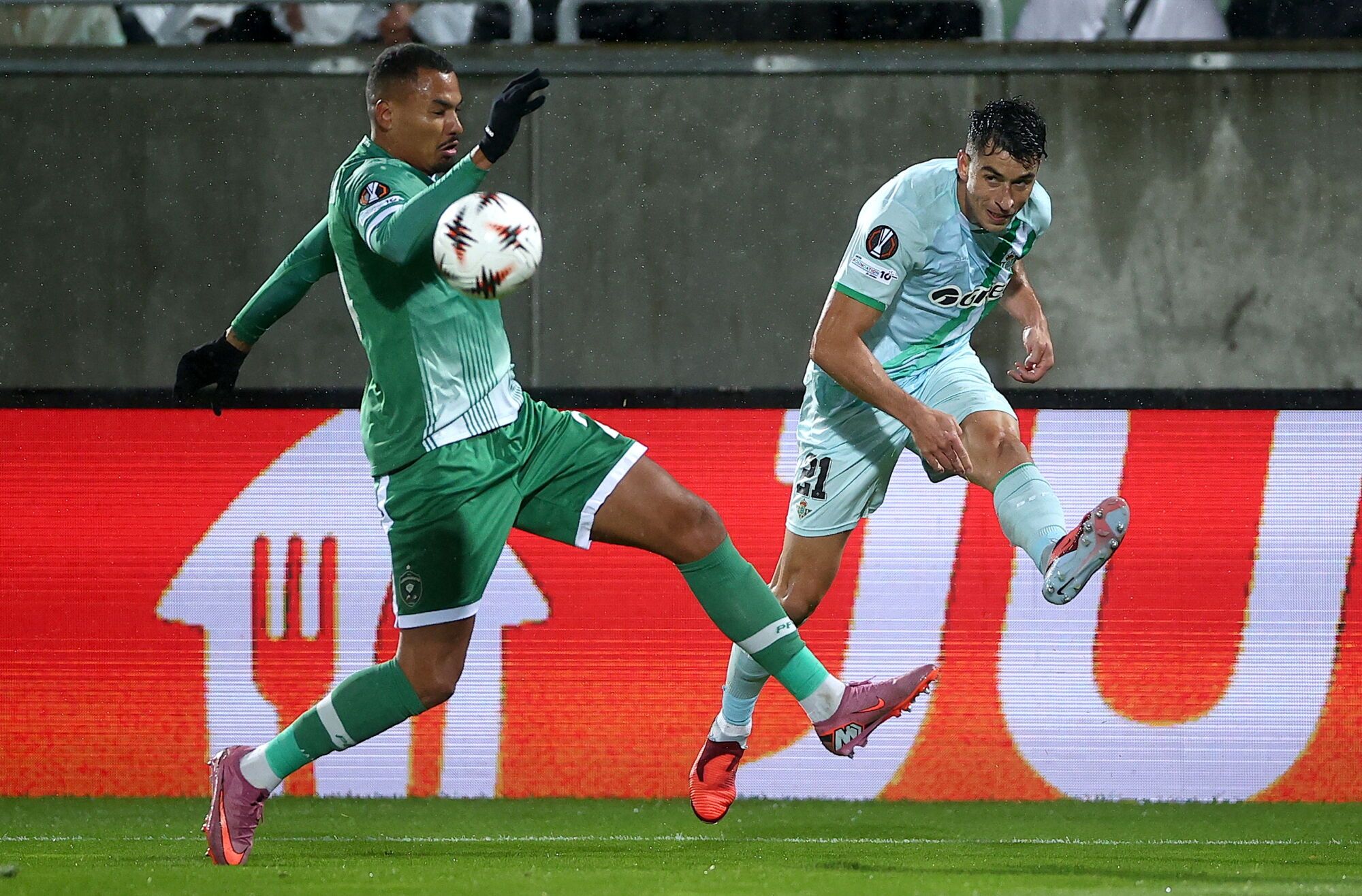 RAZGRAD (Bulgaria), 02/10/2025.- Olivier Verdon  (L) of Ludogorets in action against Marc Roca of Betis during the UEFA Europa League league phase match between PFC Ludogorets Razgrad and Real Betis Balompie, in Razgrad, Bulgaria, 02 October 2025. EFE/EPA/BORISLAV TROSHEV