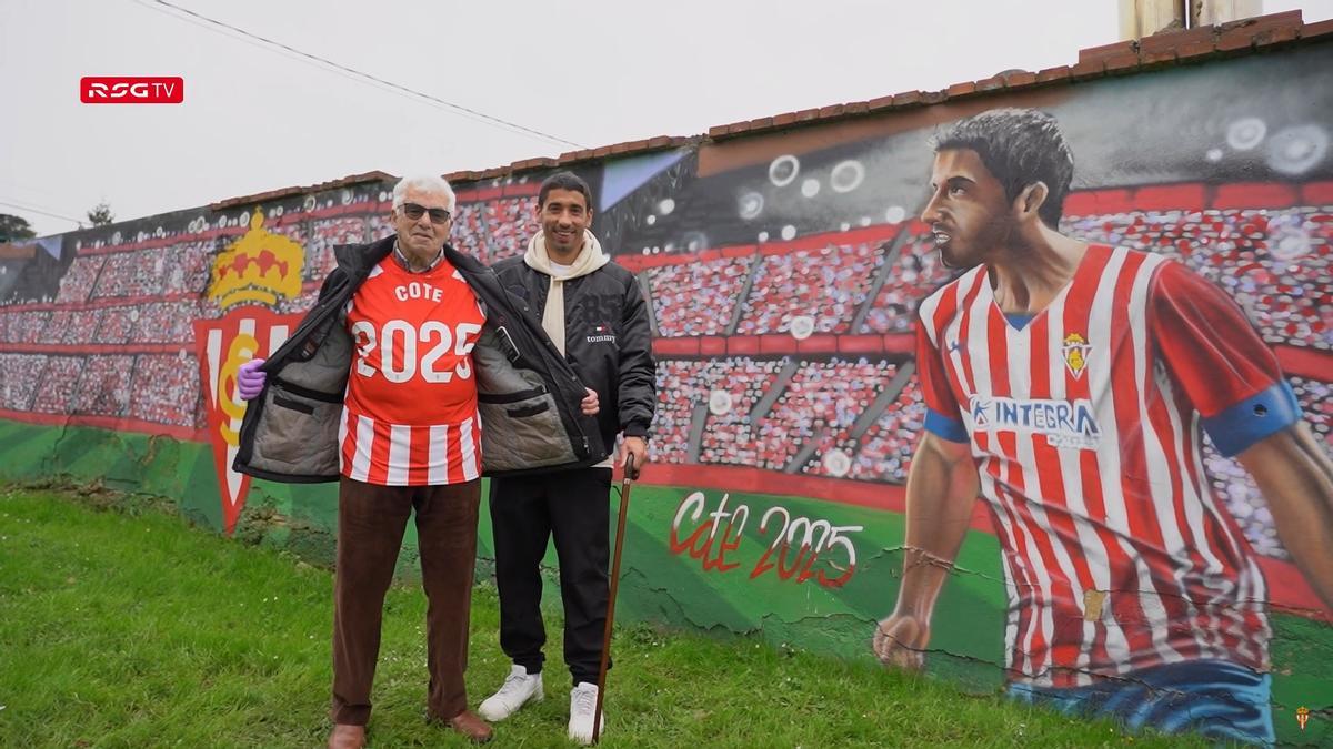Pepe Díaz y José Ángel, ante el mural dedicado al rojiblanco en el barrio gijonés de Roces
