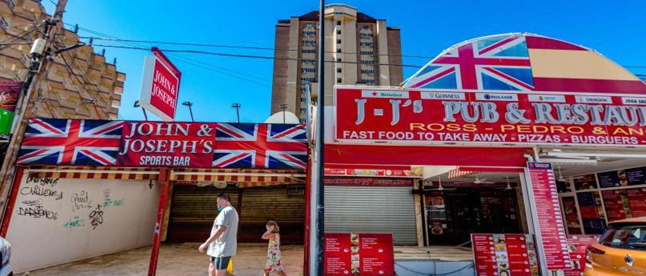 Pubs cerrados en Benidorm por la falta de turistas británicos, ayer. | DAVID REVENGA