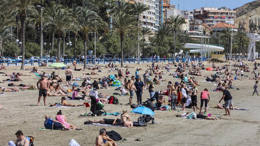 Playas llenas en Alicante y limpieza de restos del temporal