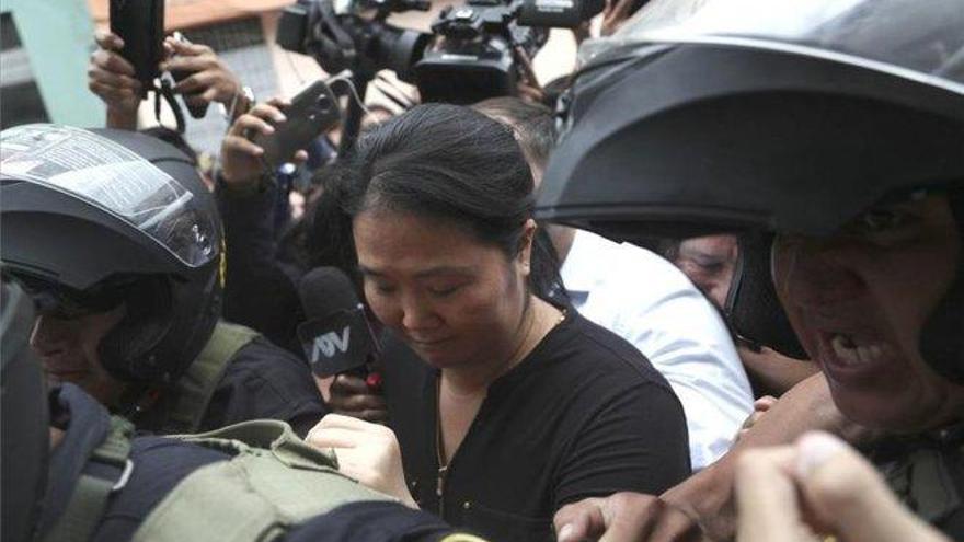 Un juez ordena que Keiko Fujimori regrese a prisión preventiva en Perú