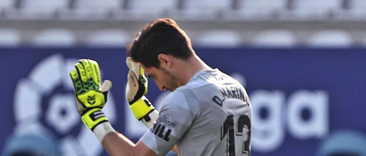 Mariño pide disculpas tras el primer gol de la Ponferradina.