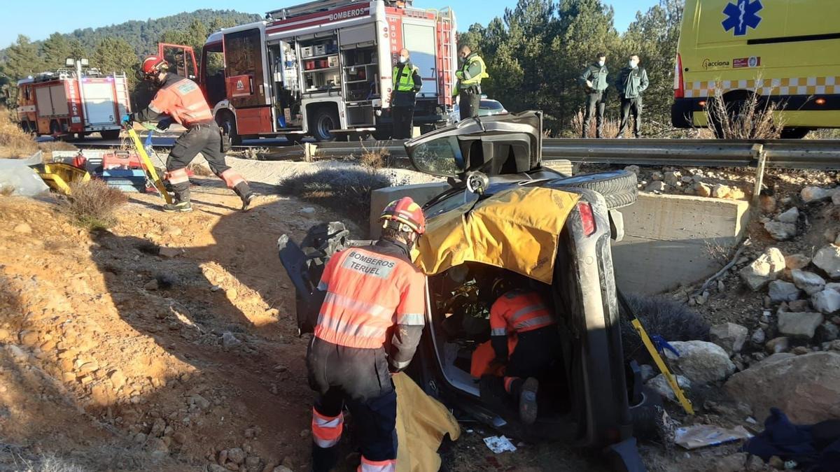 Intervención de los bomberos de la DPT en un accidente.