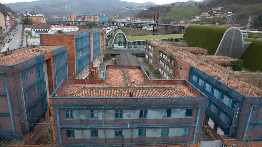 El antiguo cuartel de la Guardia Civil, con el puente que une Sama y La Felguera en segundo término.