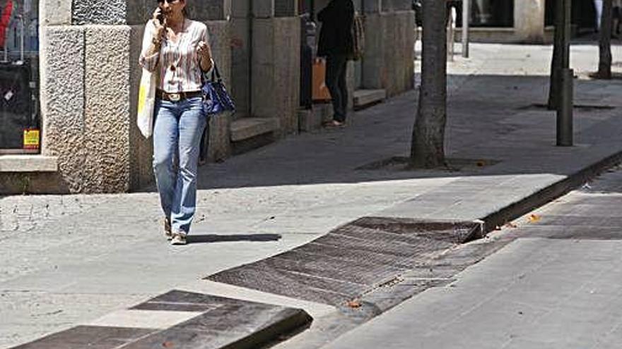 Planxes metàl·liques polèmiques al carrer Santa Clara.