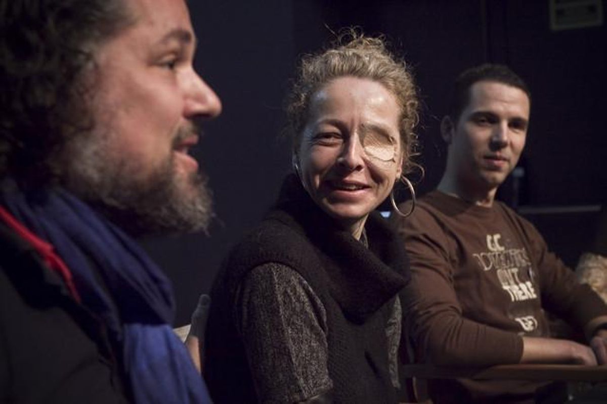 El realitzador Miquel Àngel Raió (esquerra), Ester Quintana i Óscar Alpuente, en la presentació de l’espot contra les pilotes de goma, aquest divendres. El realitzador Miquel Àngel Raió (esquerra), Ester Quintana i Óscar Alpuente, en la presentació de l’espot contra les pilotes de goma, aquest divendres.