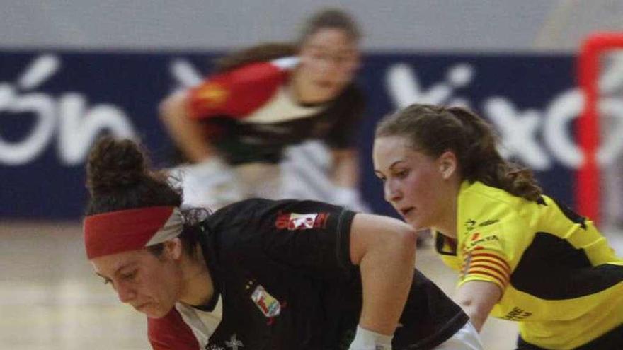 María Díez controla la bola ante una rival.