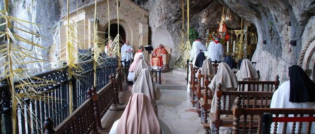 La misa celebrada en la cueva de la Santina el pasado 21 de marzo por el arzobispo de Oviedo, Jesús Sanz Montes.