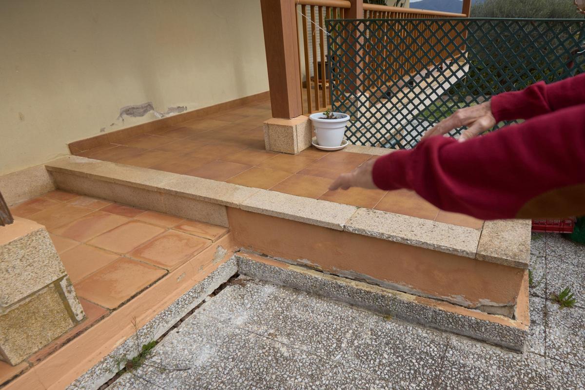Les fotos dels desperfectes en una casa per les obres de la variant d'Anglès