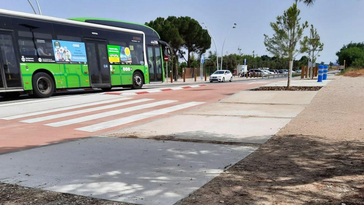 Un bus urbà de Manresa passant diumenge per la parada del parc de l’Agulla | FRANCESC GALINDO