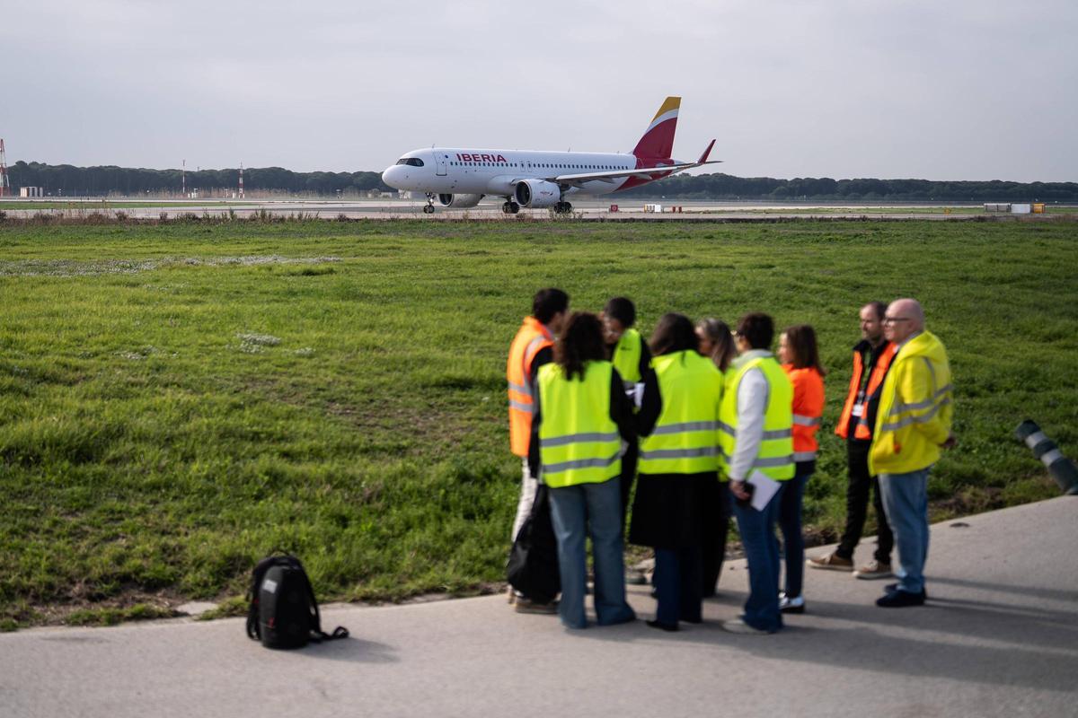 El aeropuerto de Barcelona-El Prat no se espera a la ampliación: renovará el asfalto de la pista del mar, construirá nuevos carriles y modernizará instalaciones.