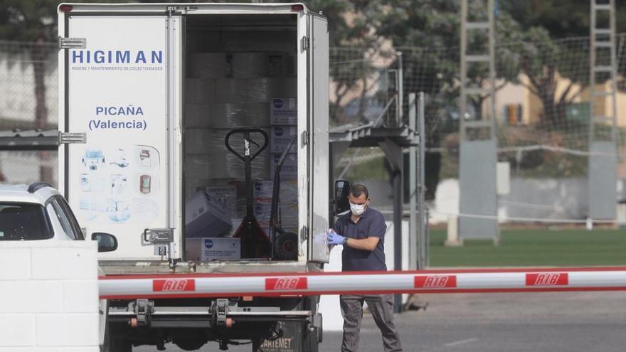 Llegada a Paterna de la empresa de desinfección.