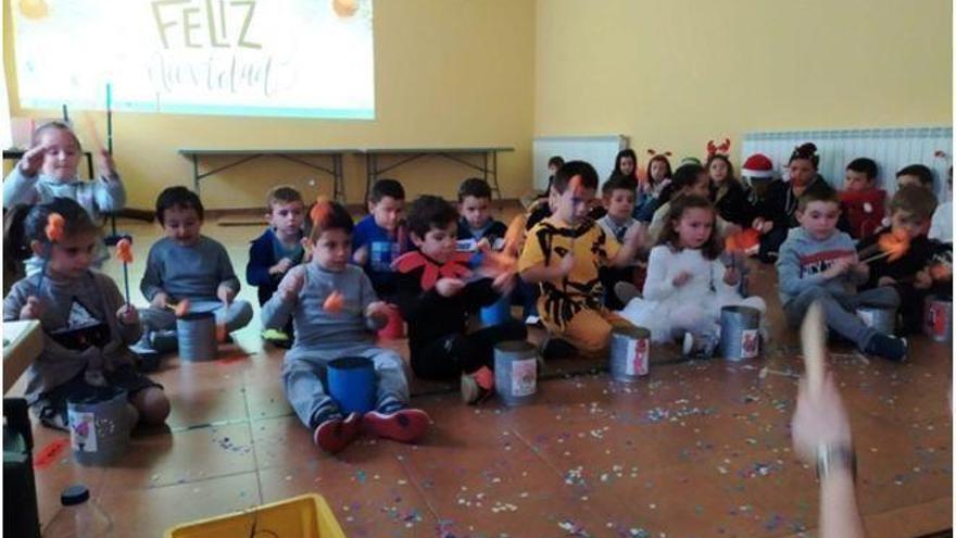 Los escolares se muestran sobre el escenario como verdaderos artistas