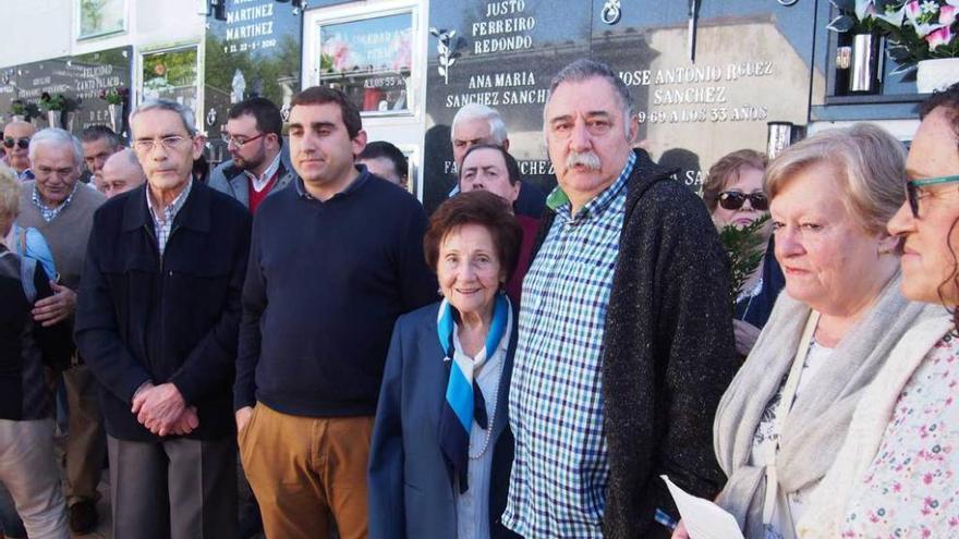 Por la izquierda: Pablo García, Roberto García Morís, Ángeles Flórez &quot;Maricuela&quot;, Luis Felipe Capellín, Nati Menéndez de Llano y Xaro Menéndez, ayer, en Carbayín.