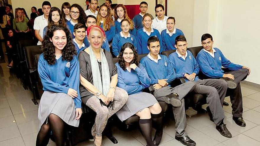 La periodista Rosa María Calaf, ayer en el Club LA PROVINCIA, junto a los estudiantes del colegio Nuestra Señora de las Nieves.