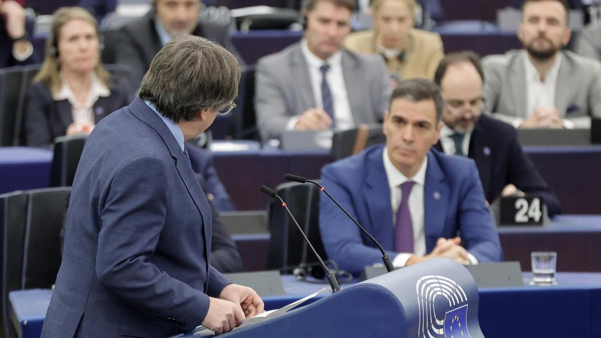 Carles Puigdemont y Pedro Sánchez, en el Parlamento Europeo.