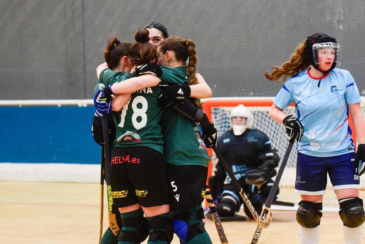 Las jugadoras del Marineda celebran un gol.