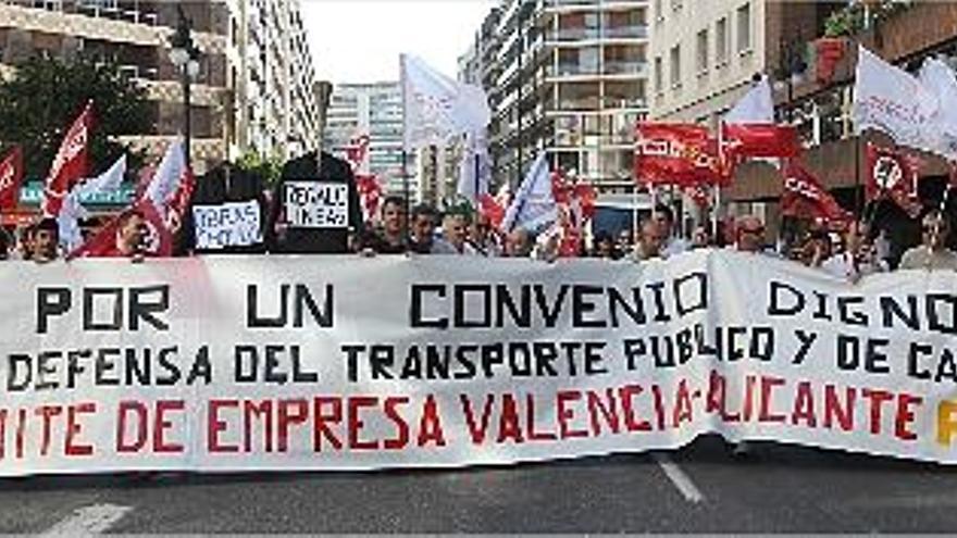 La cabecera de la manifestación al inicio del corte de la calle Colón. Dos trabajadores exhibían unos trajes que &quot;vendían&quot; la Línea 2.