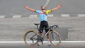 Remco Evenepoel celebra la medalla de oro.