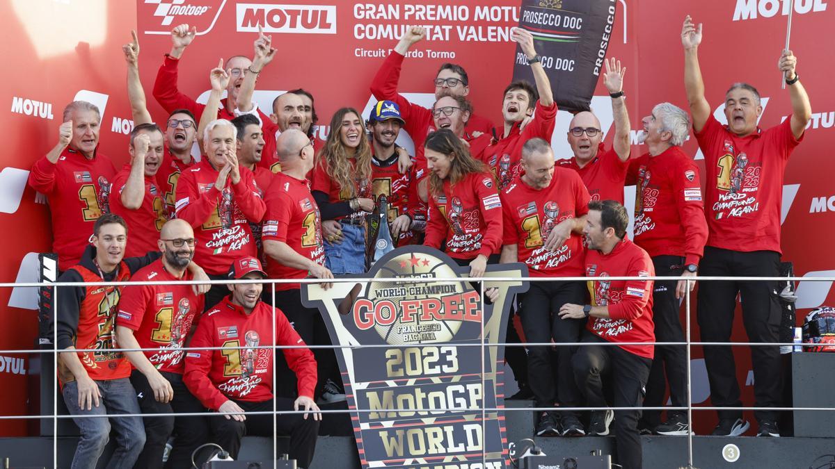 'Pecco' Bagnaia celebra su segundo mundial de MotoGP.